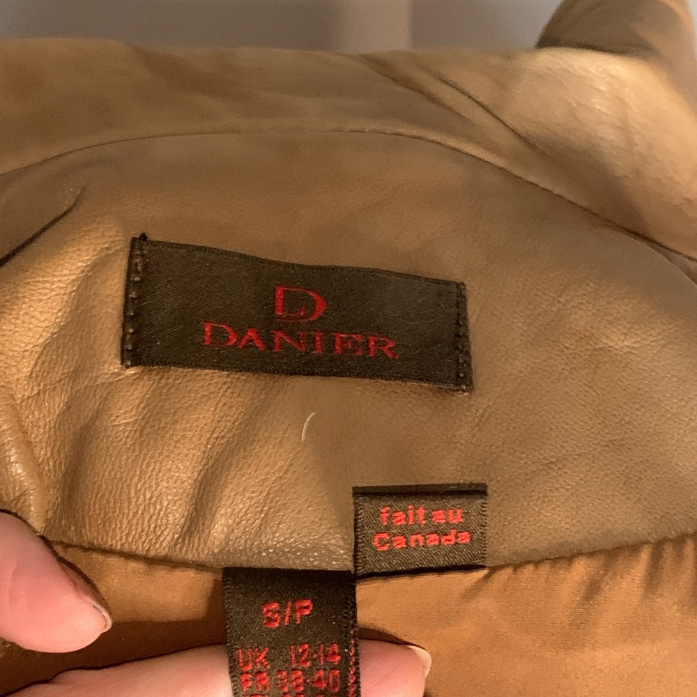 Danier soft tan leather lined jacket size S.great to dress up or down with jeans - Picture 11 of 11